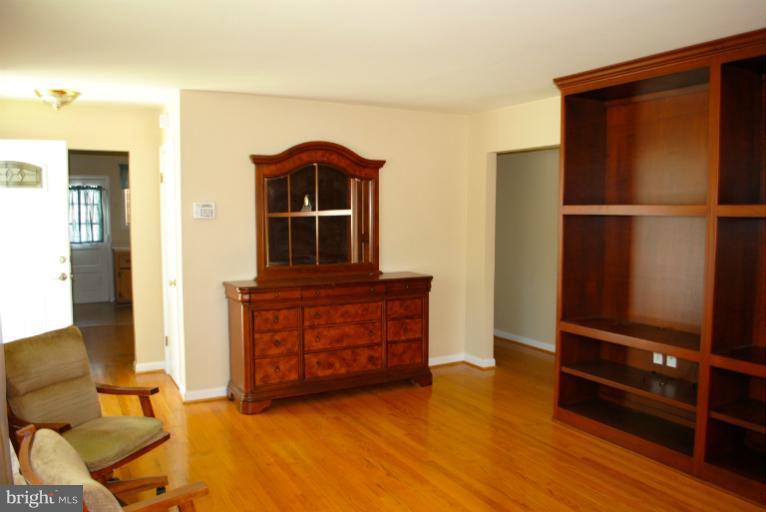 406 Hannes Street Silver Spring, MD 20901 - Photo 6 of 23 Living Room