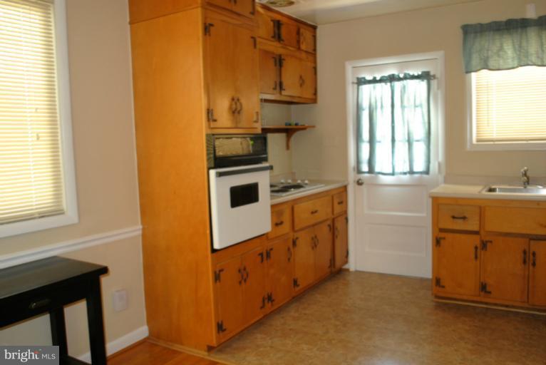 406 Hannes Street Silver Spring, MD 20901 - Photo 7 of 23 Kitchen