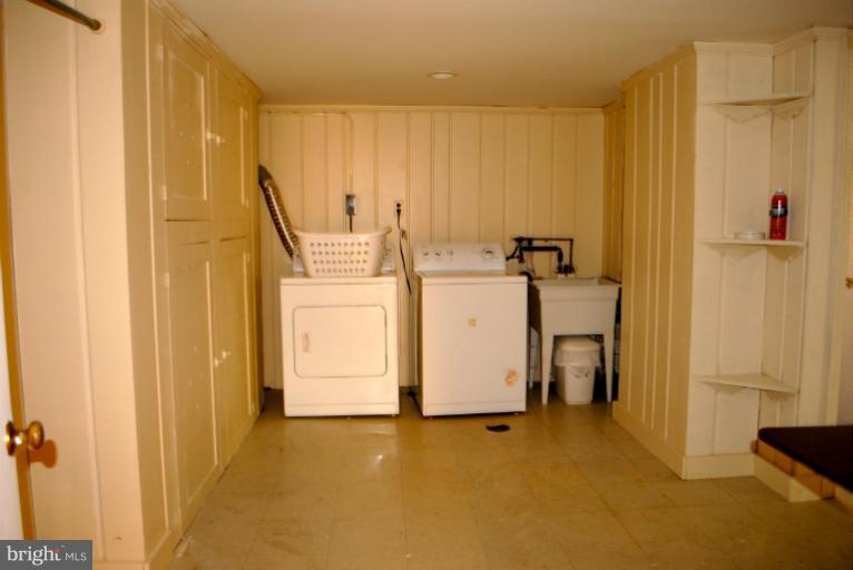 406 Hannes Street Silver Spring, MD 20901 - Photo 9 of 23 Interior (General)