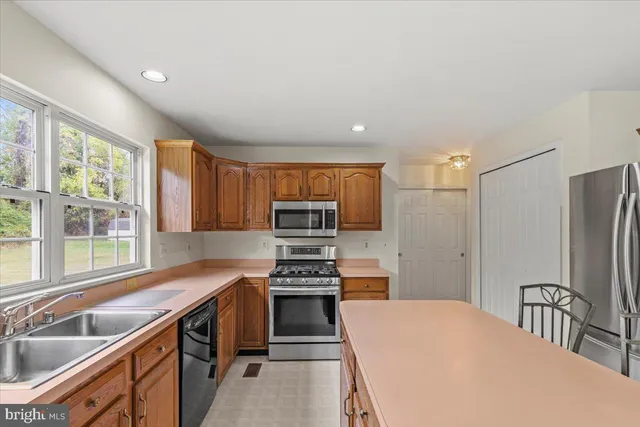 a view of an entryway with livingroom