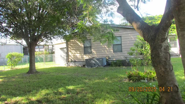 a view of yard with green space