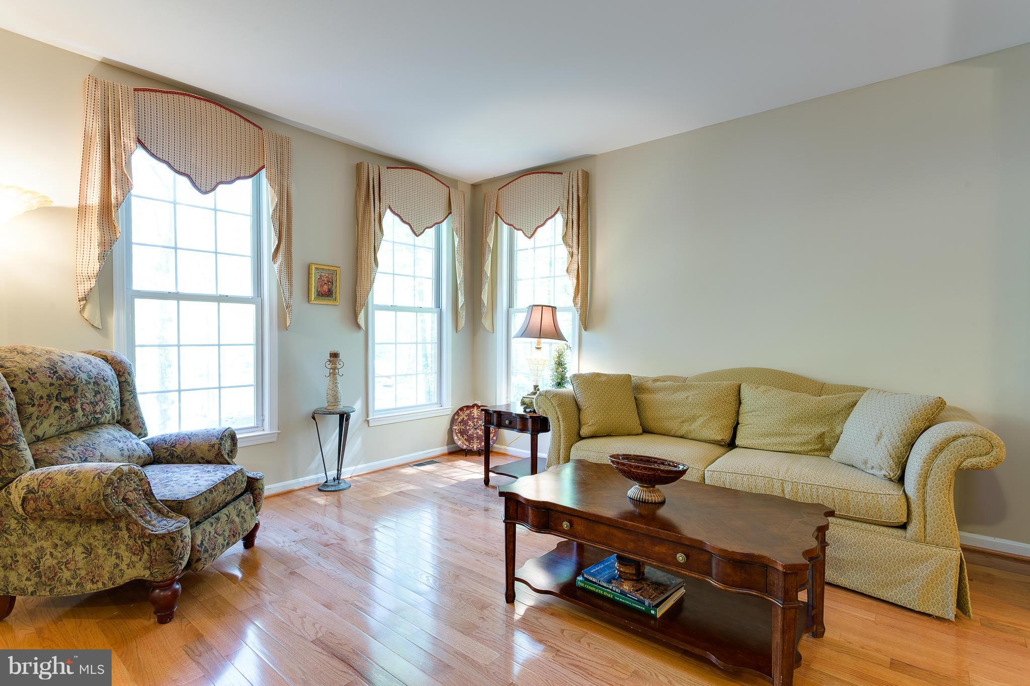 12090 Kahns Road Manassas, VA 20112 - Photo 2 of 27 Living Room