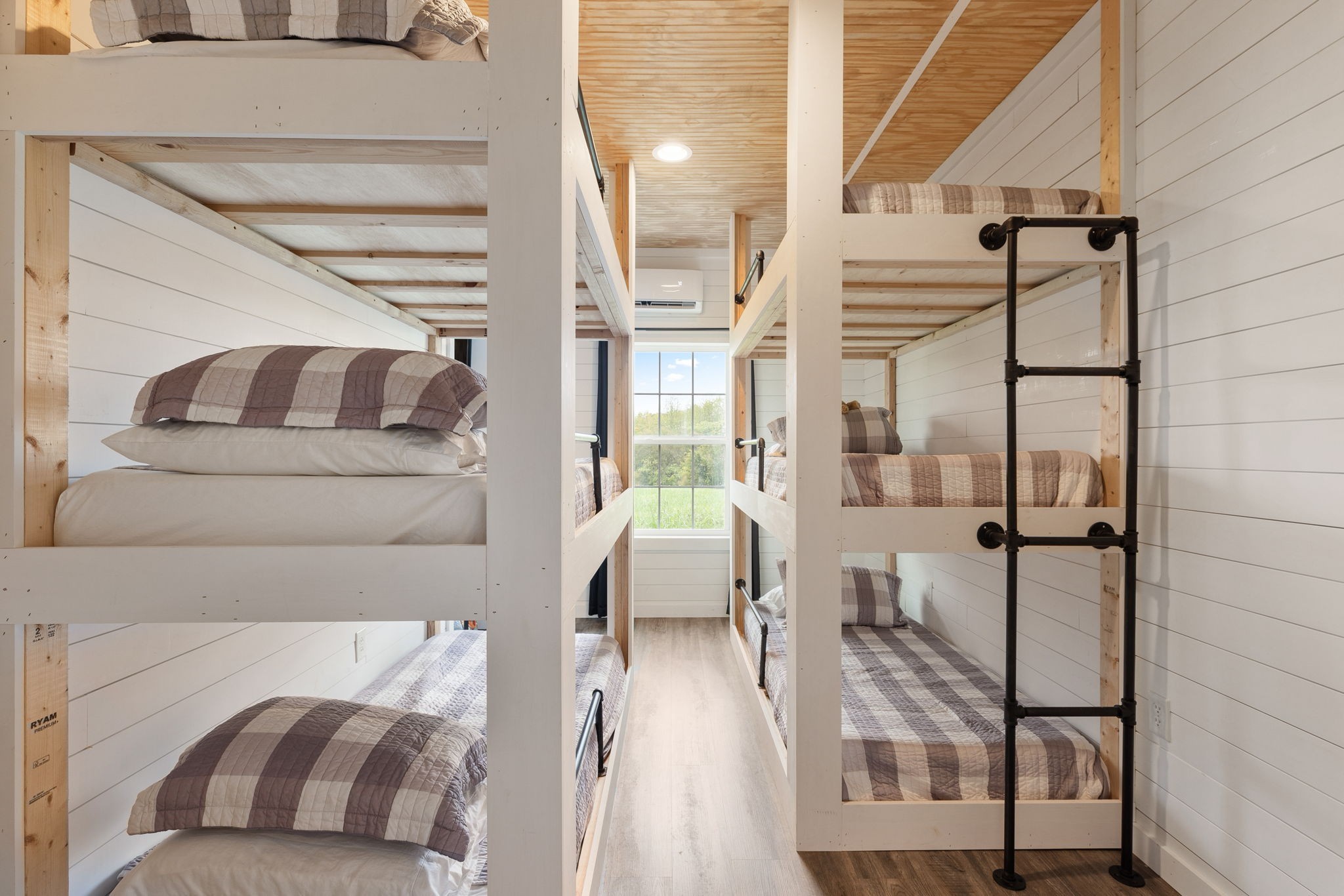 1818 Preacher Holt Road Mount Pleasant, TN 38474 - Photo 25 of 38 a balcony with view of living room