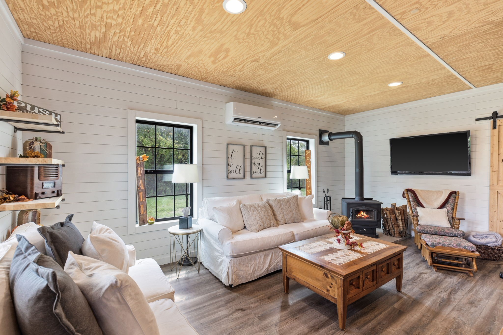 1818 Preacher Holt Road Mount Pleasant, TN 38474 - Photo 9 of 38 a living room with furniture and a flat screen tv