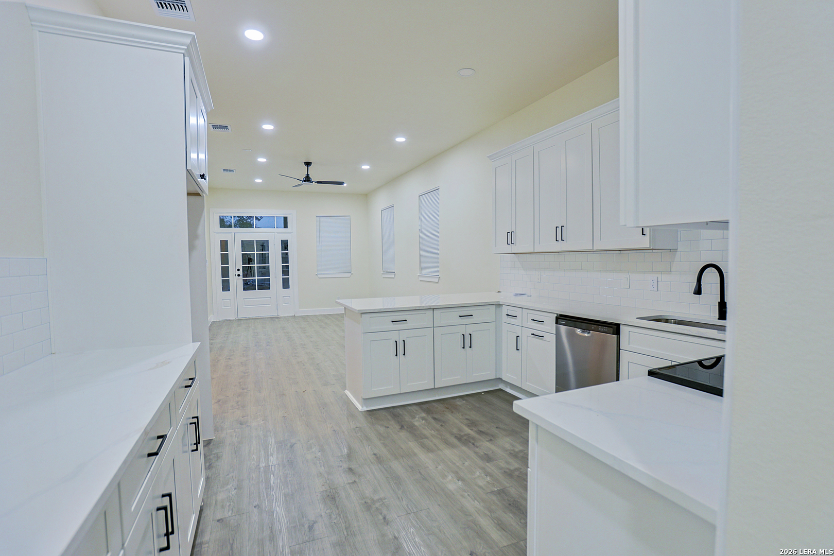 535 Austin Street Pleasanton, TX 78064 - Photo 5 of 17