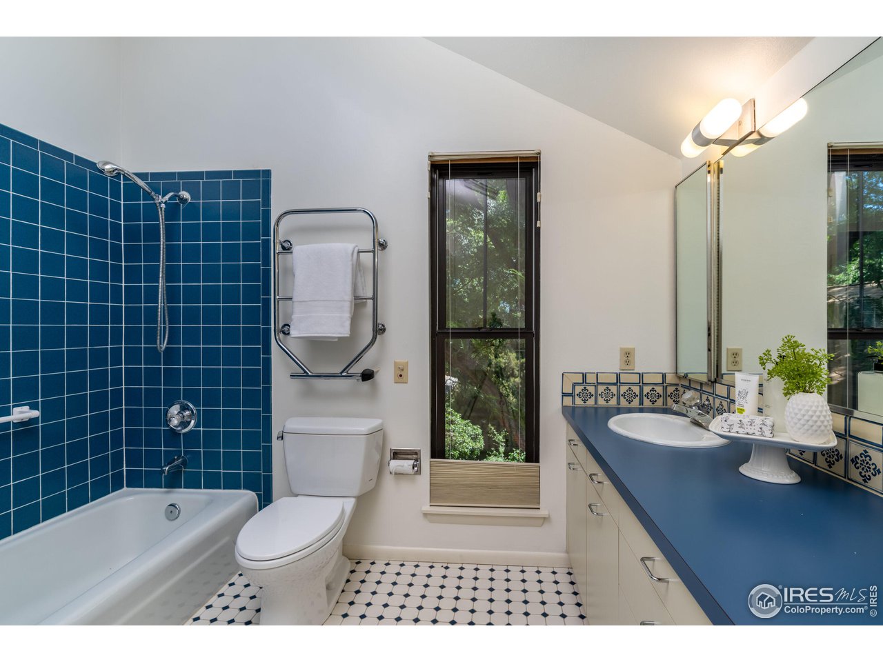 375 16th Street Boulder, CO 80302 - Photo 18 of 30 a bathroom with a sink a toilet and shower