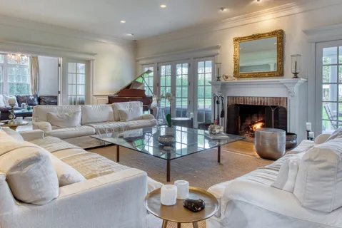 Undisclosed Address, Southampton, NY 11968