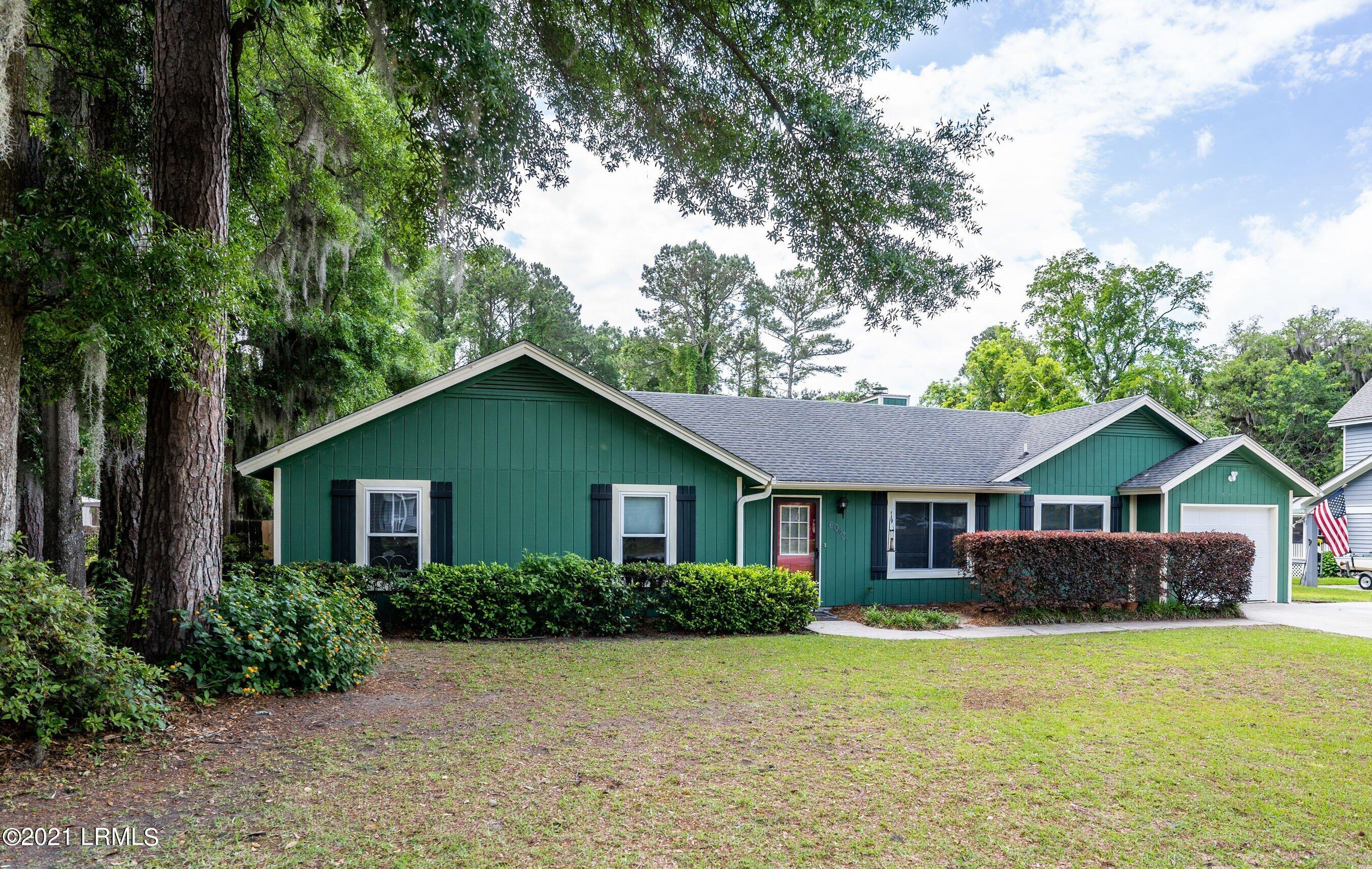 6048 Vaux Road Beaufort, SC 29906 - Photo 3 of 28 Large Front Yard