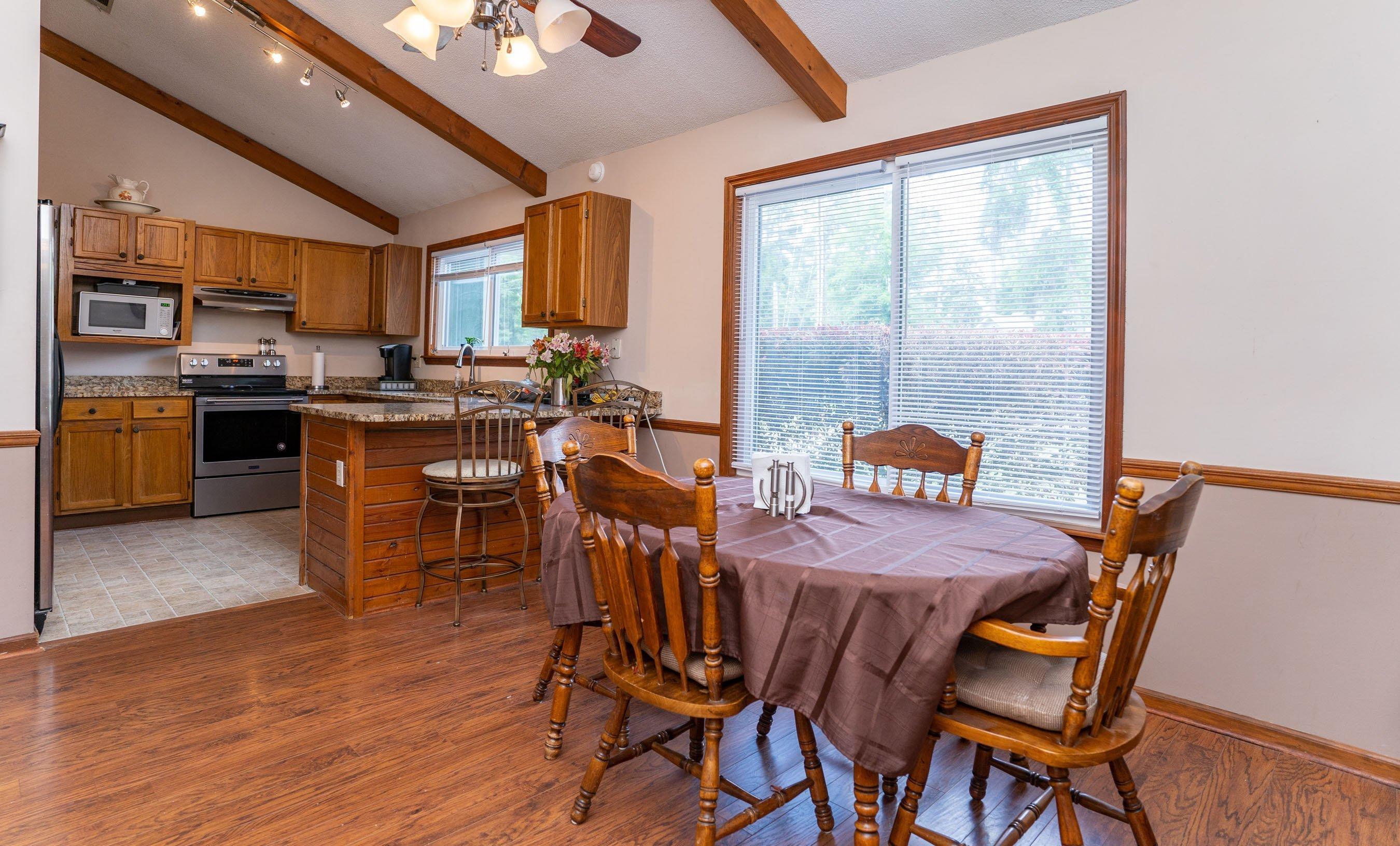 6048 Vaux Road Beaufort, SC 29906 - Photo 4 of 28 Kitchen/Dining