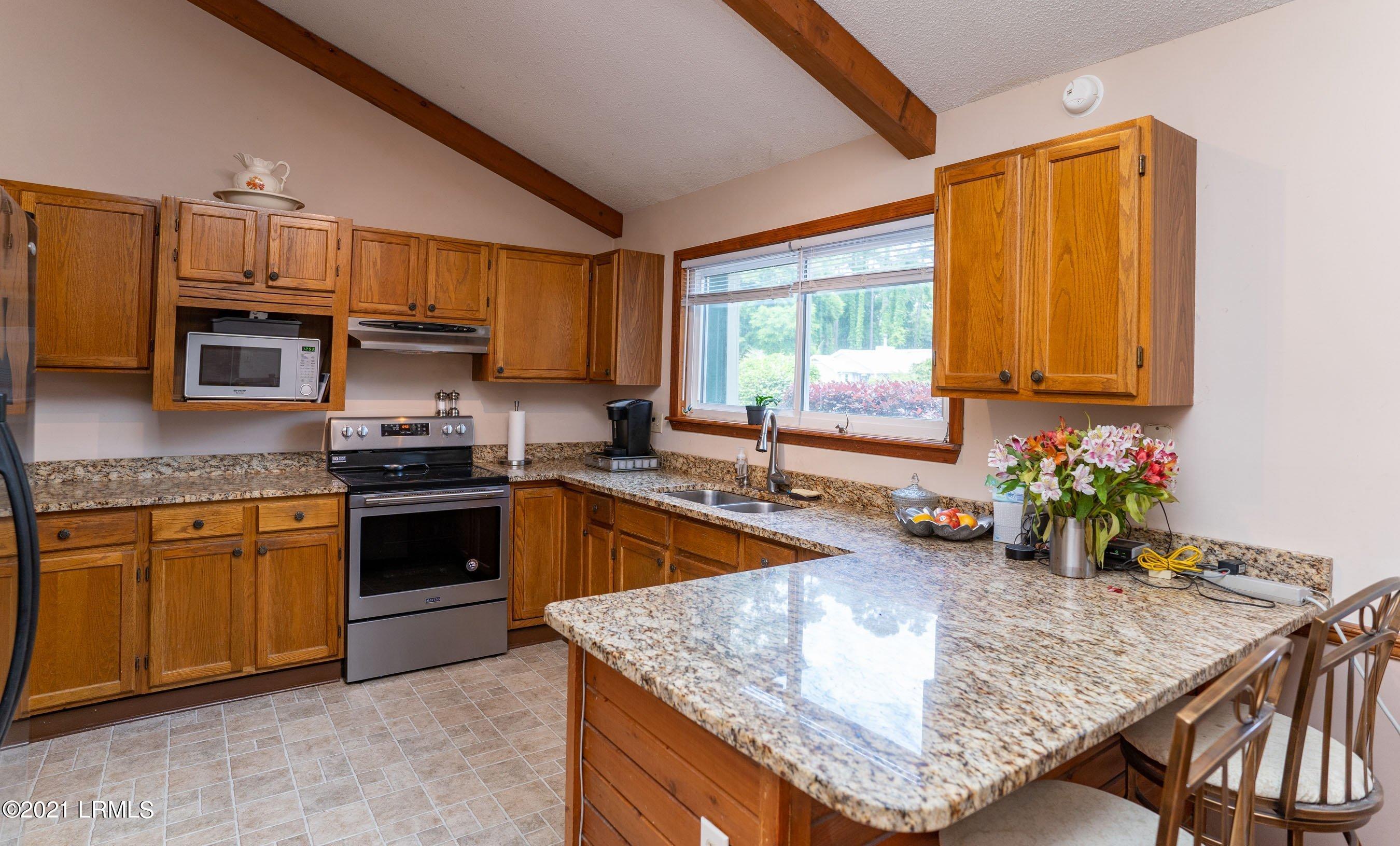 6048 Vaux Road Beaufort, SC 29906 - Photo 6 of 28 Kitchen