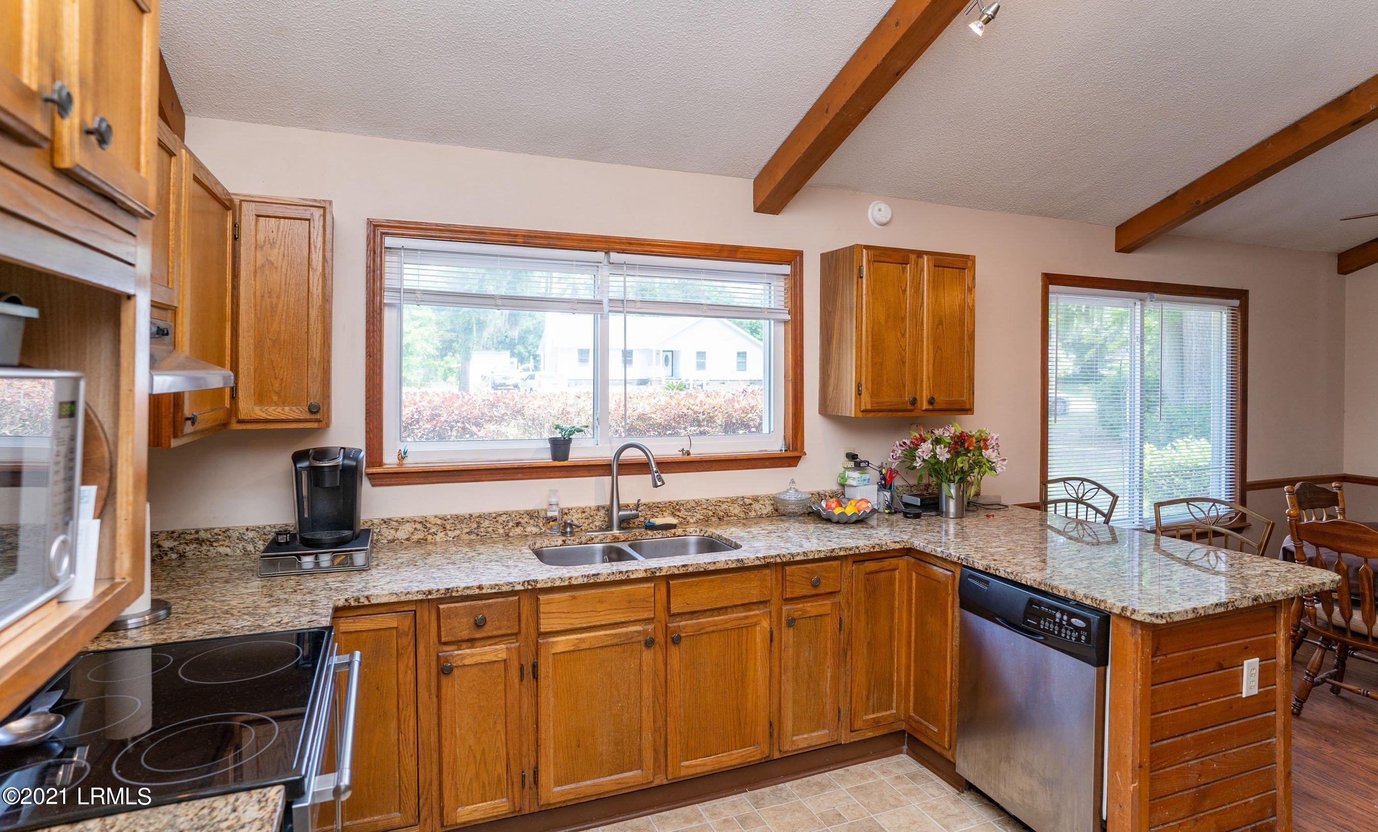 6048 Vaux Road Beaufort, SC 29906 - Photo 9 of 28 Open Kitchen