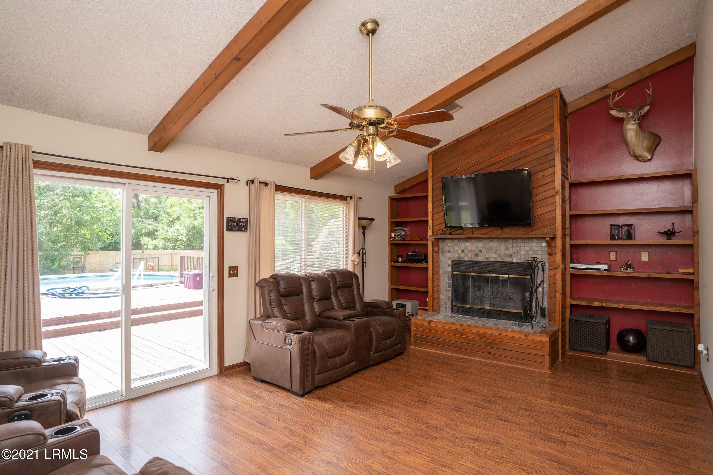 6048 Vaux Road Beaufort, SC 29906 - Photo 10 of 28 Vaulted Ceilings