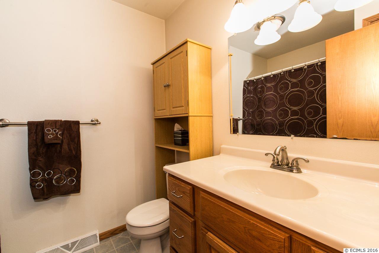 2185 Trenton Road Dubuque, IA 52002 - Photo 17 of 25 Gallery Image 17