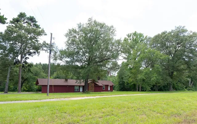 a view of a house with a backyard