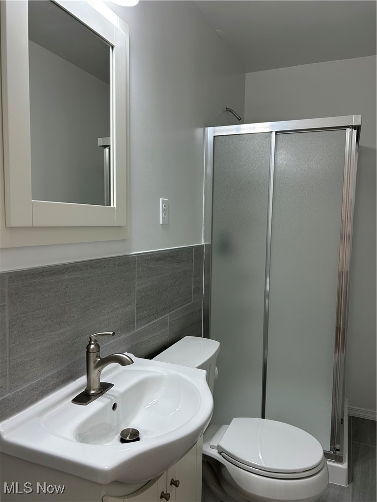 10263 Wye Road Chesterland, OH 44026 - Photo 26 of 45 One of 2 full baths, completely remodeled and added the full shower.