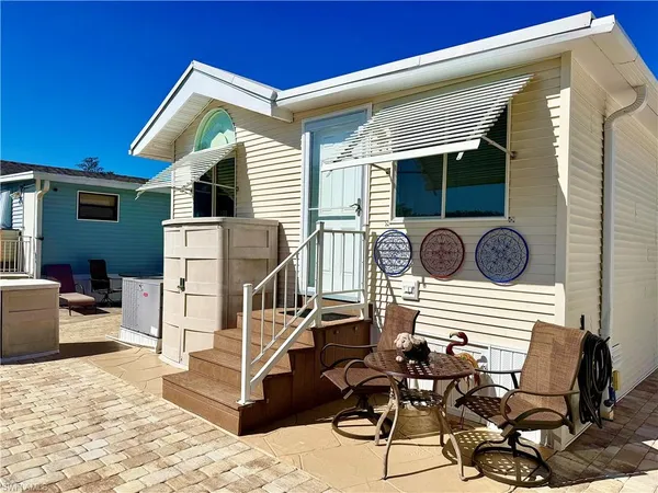 a view of a house with backyard and porch