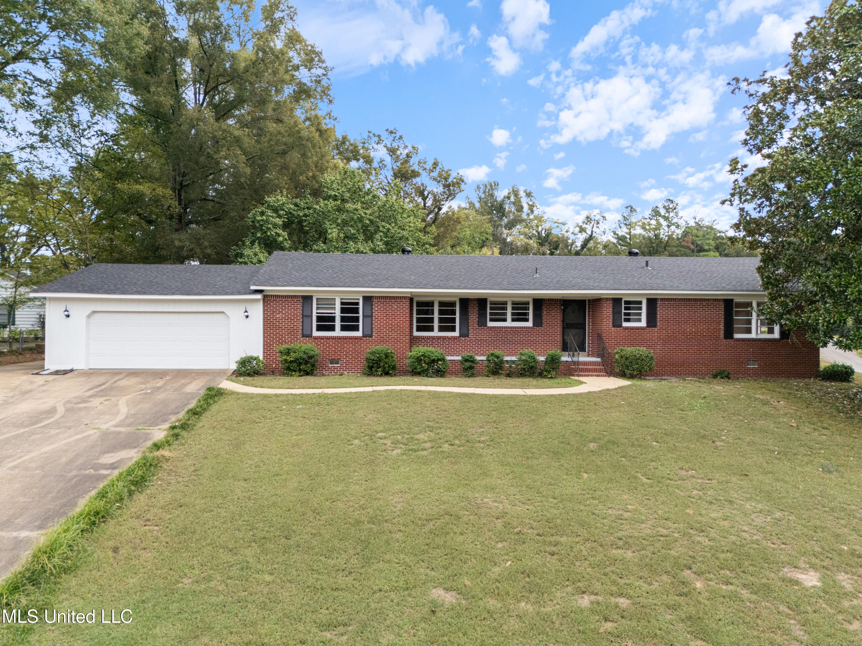 296 Johnson Park Holly Springs, MS 38635 - Photo 2 of 24 DJI_20251017113403_0447_D
