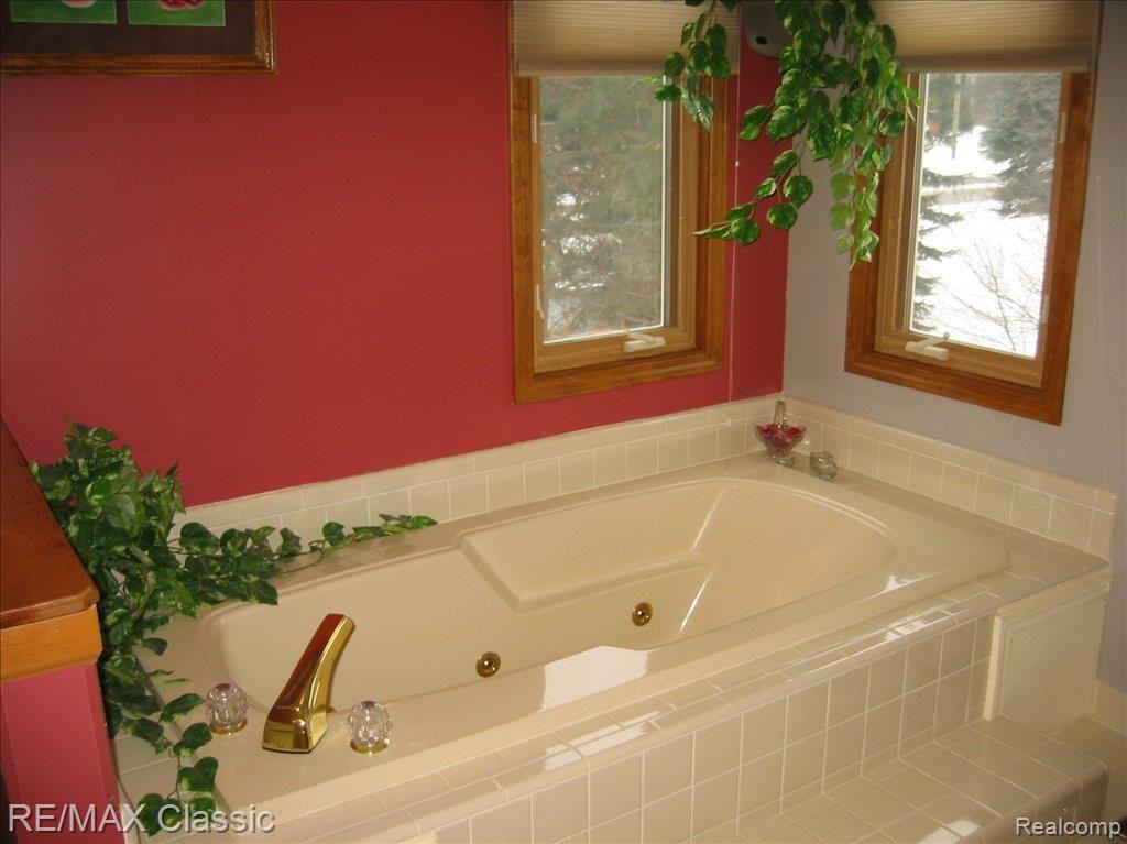 6187 Country Ridge Drive Troy, MI 48098 - Photo 13 of 17 Master Whirlpool