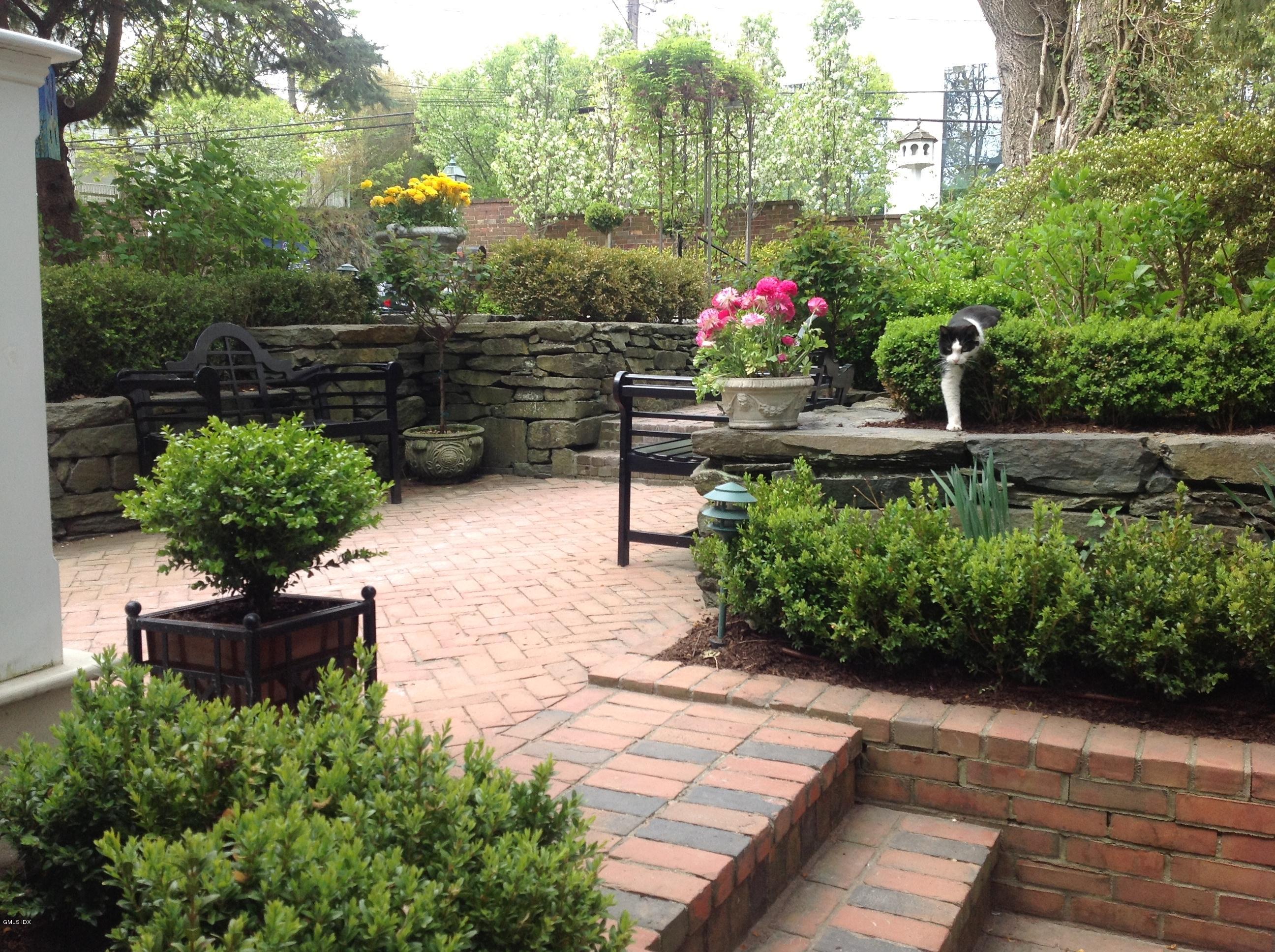 Front Patio & Garden