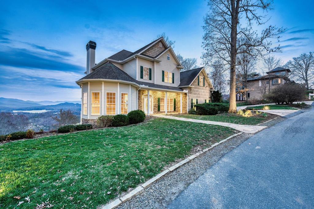 a view of an house with backyard and garden