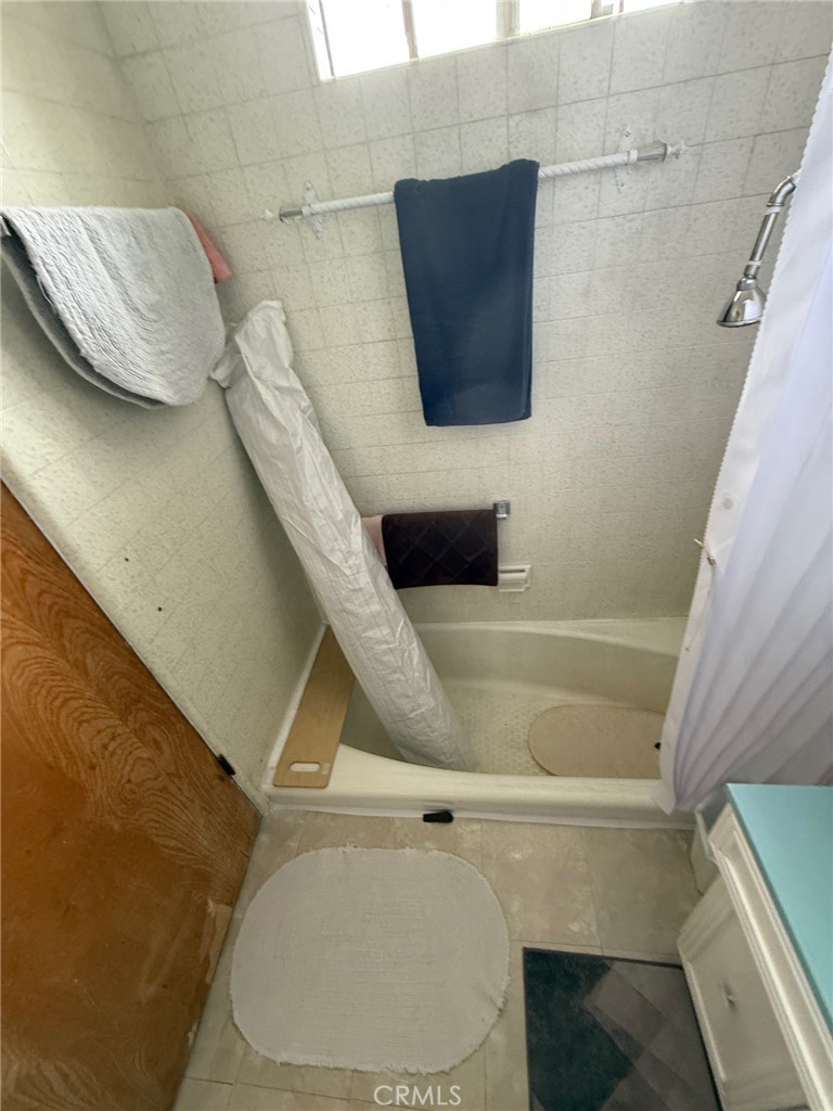 471 West Bennett Street Compton, CA 90220 - Photo 14 of 20 a bathroom with a toilet and a tub