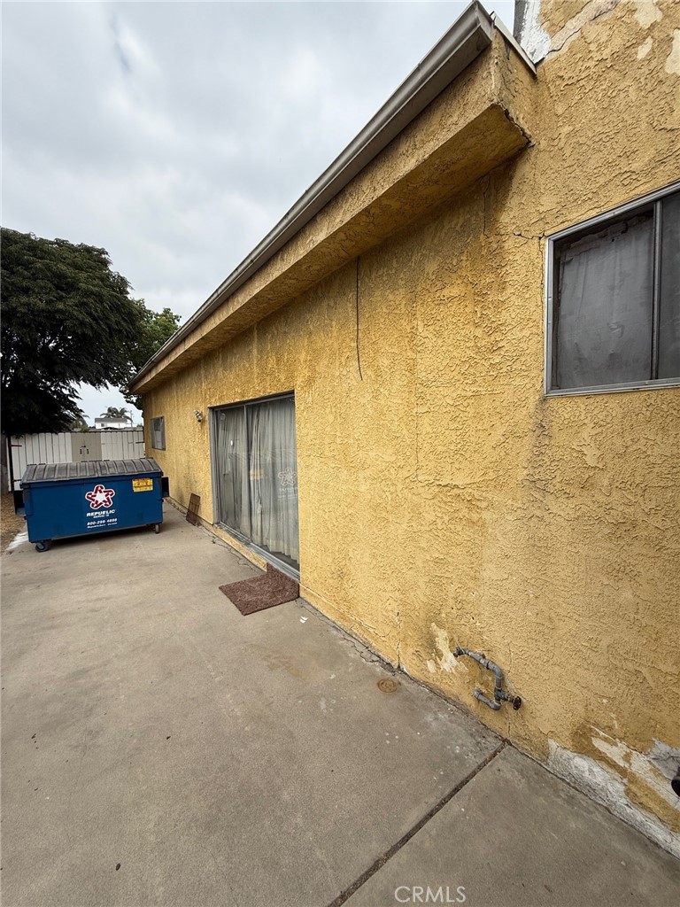 471 West Bennett Street Compton, CA 90220 - Photo 7 of 20 a house view with a outdoor space