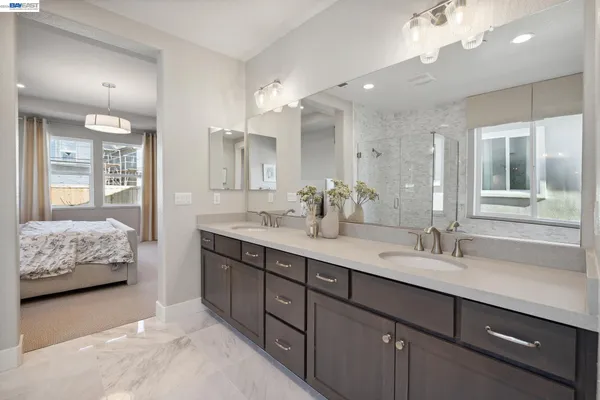 a en suite bathroom with double vanity and a mirror