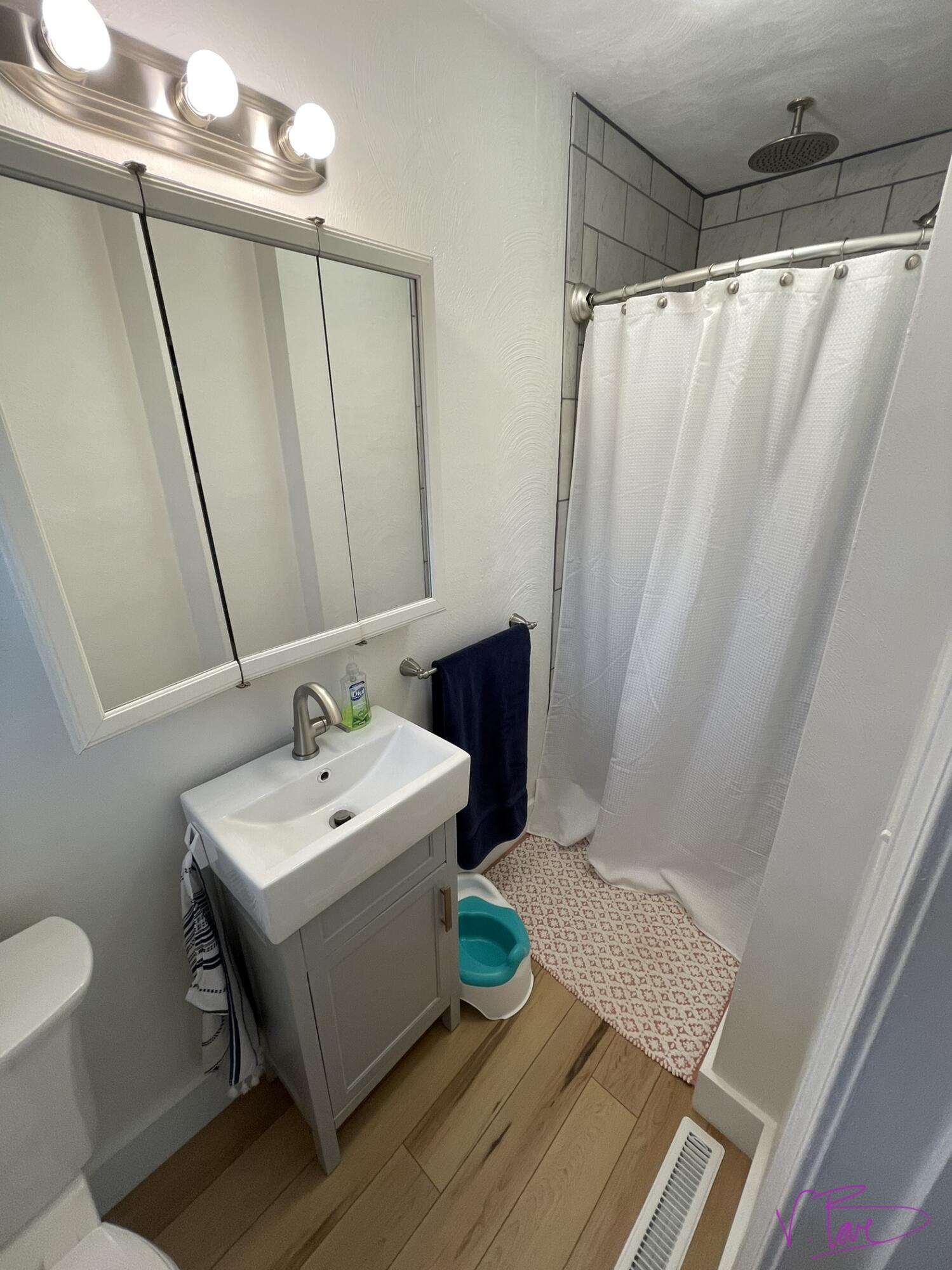 1104 Highland Road Salem, VA 24153 - Photo 16 of 49 Remodeled full bath on main
