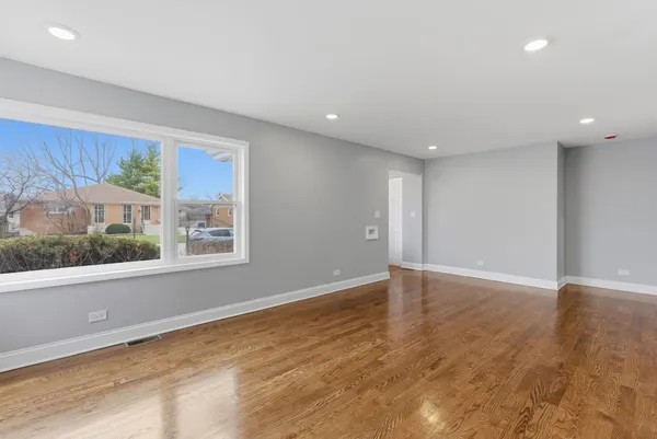 $339,999 | 15566 Gouwens Lane, South Holland, IL 60473