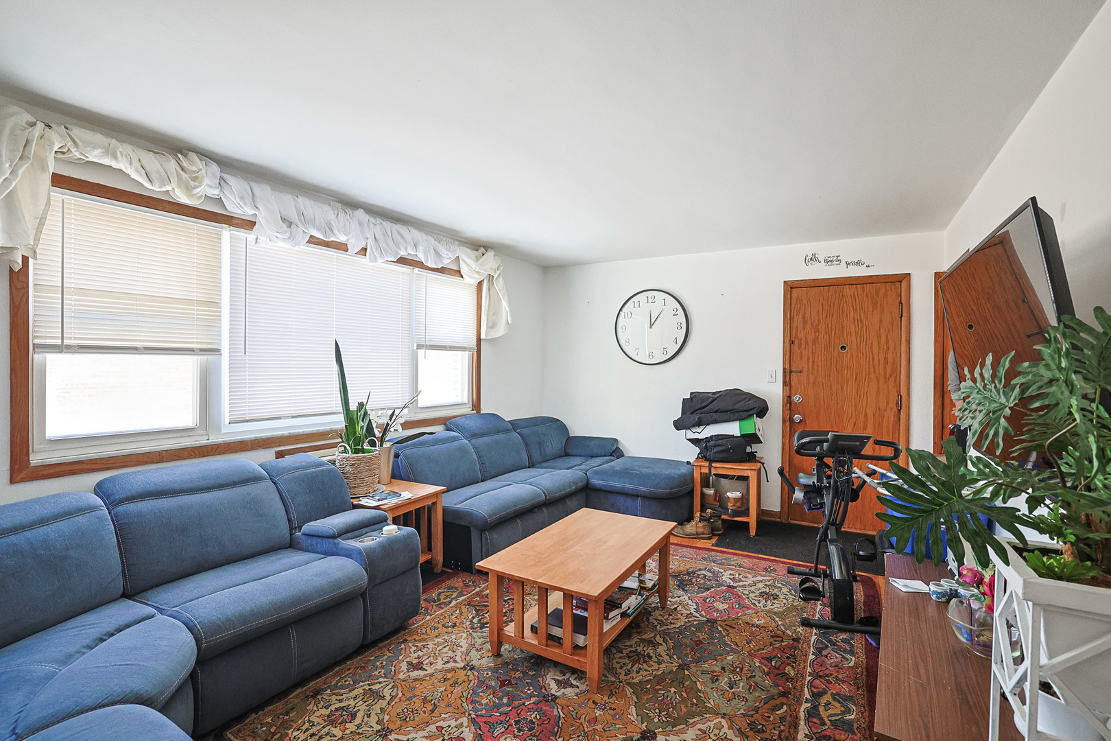 6850 Cermak Road, Unit 1B Berwyn, IL 60402 - Photo 4 of 9 a living room with furniture and a large window