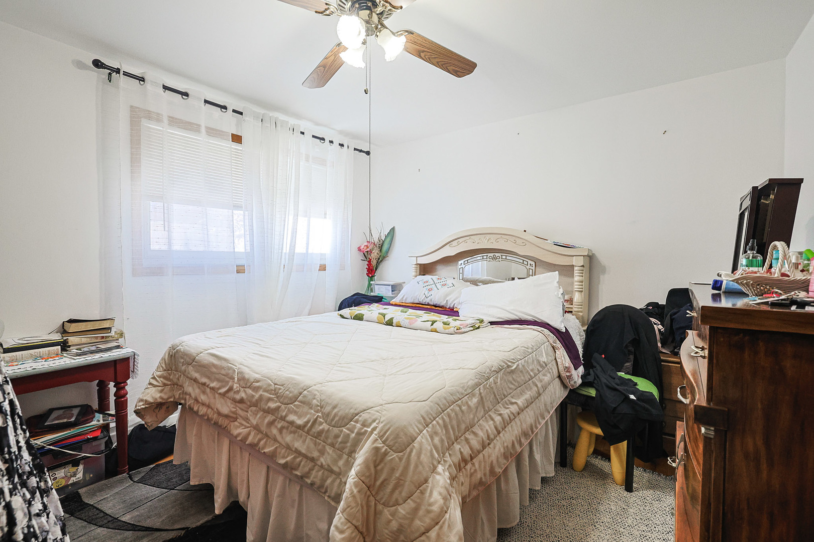 6850 Cermak Road, Unit 1B Berwyn, IL 60402 - Photo 7 of 9 a bedroom with a bed and a chandelier