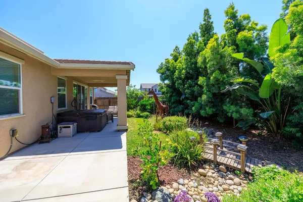 a picture of a table and chair in the patio