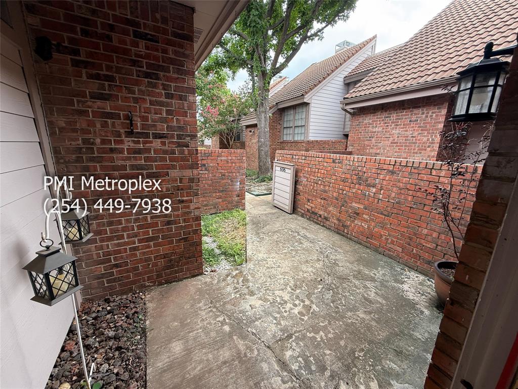18240 Midway Road, Unit 606 Dallas, TX 75287 - Photo 1 of 25 a front view of a house with a garden