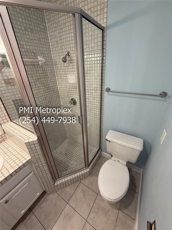 18240 Midway Road, Unit 606 Dallas, TX 75287 - Photo 24 of 25 a bathroom with a toilet and a shower