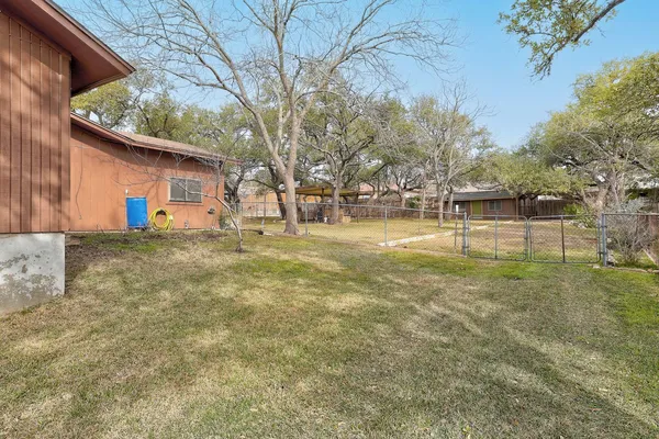 a view of a yard with a house