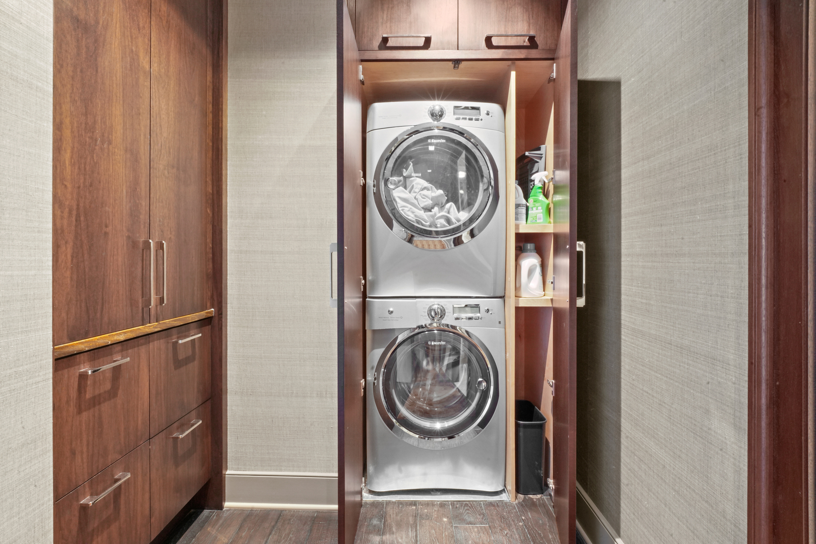 10 East Delaware Place, Unit 34A Chicago, IL 60611 - Photo 43 of 51 a view of washer and dryer in a utility room