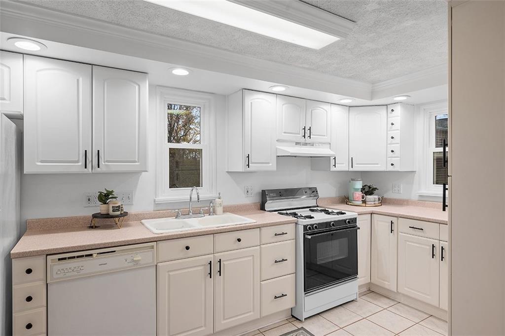 834 Shadycrest Road Pittsburgh, PA 15216 - Photo 14 of 36 Gallery Image 14