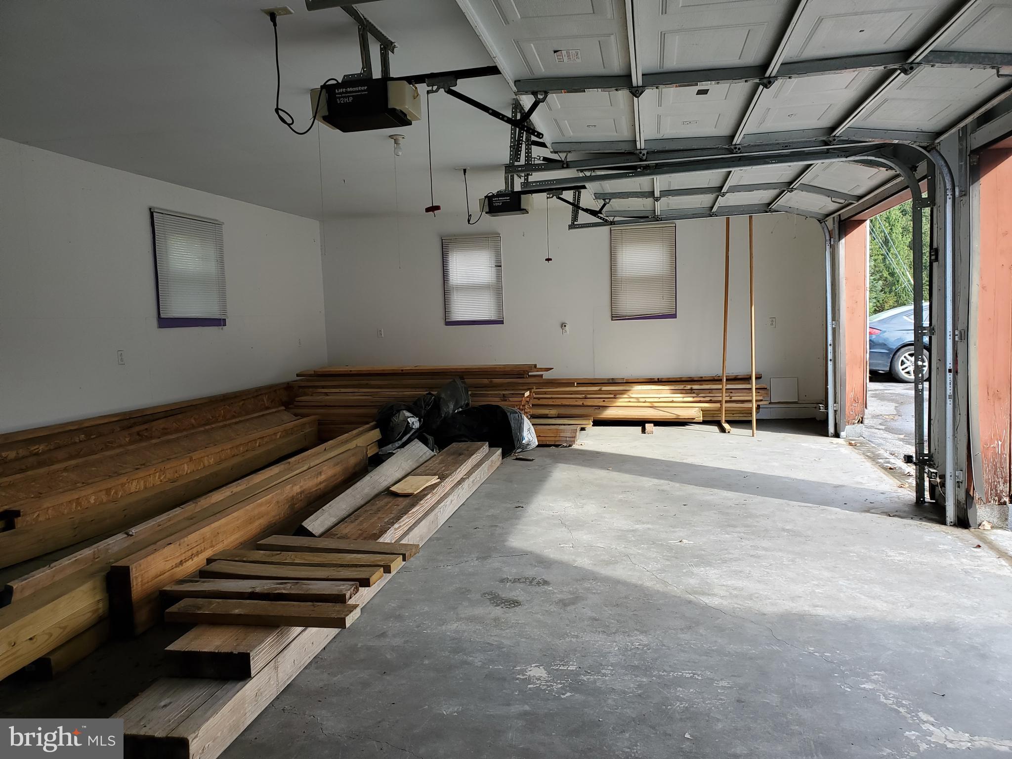 241 Hoffman Road Wind Gap, PA 18091 - Photo 5 of 11 Inside 2 bays (red)