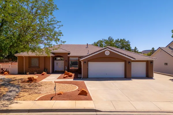 $667,000 | 682 North Morning Glory Street, Santa Clara, UT 84765