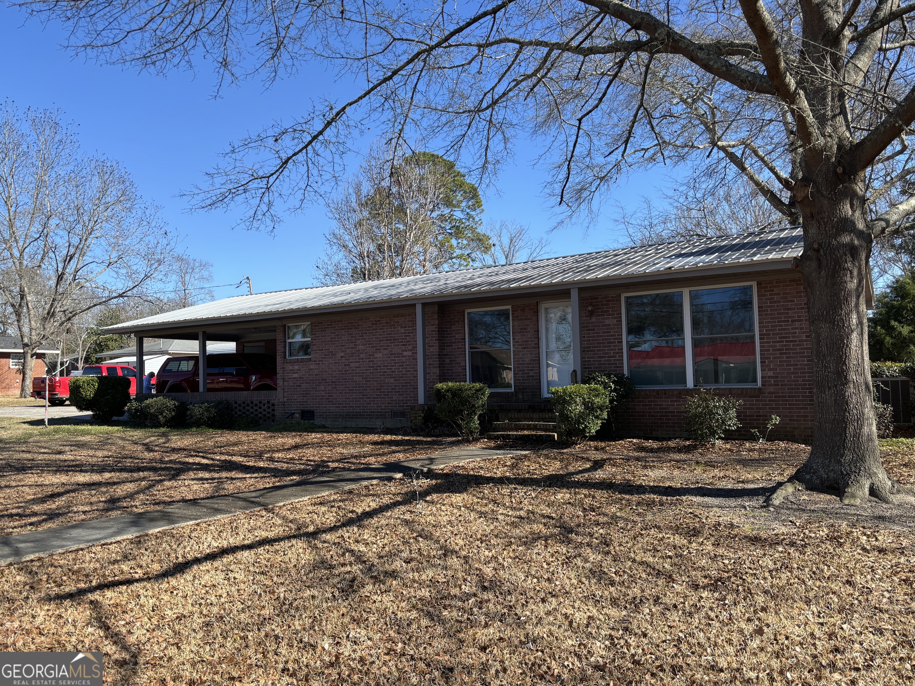 216 East Peter Street Cochran, GA 31014 - Photo 1 of 44 a front view of a house with sitting area