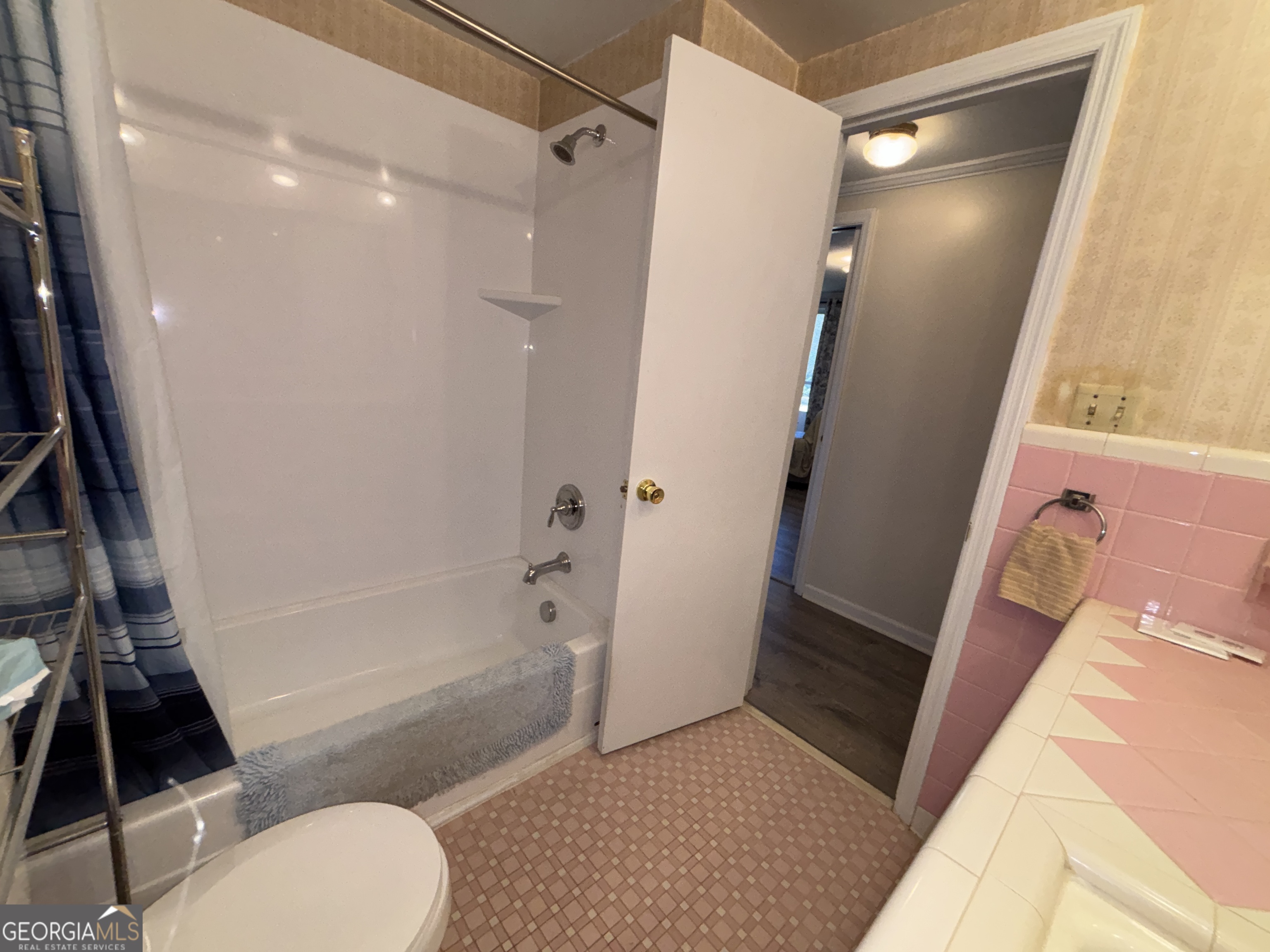 216 East Peter Street Cochran, GA 31014 - Photo 33 of 44 a bathroom with a sink and a mirror