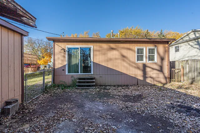 a view of a house with a backyard