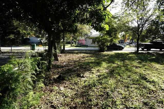a view of yard with green space