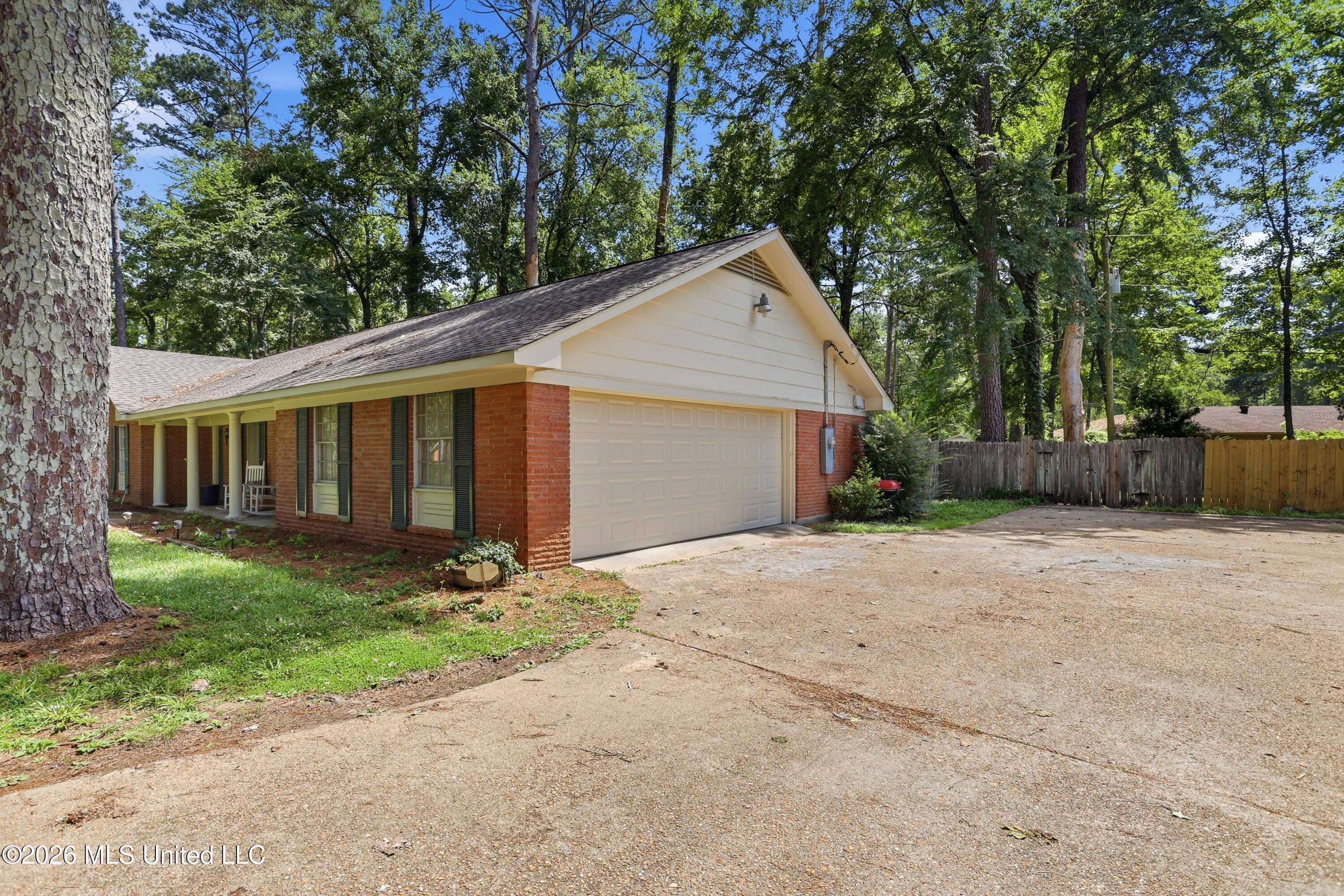 5636 Ridgewood Road Jackson, MS 39211 - Photo 3 of 31 5636 Ridgewood Rd \ Hometoursms.com (2)[