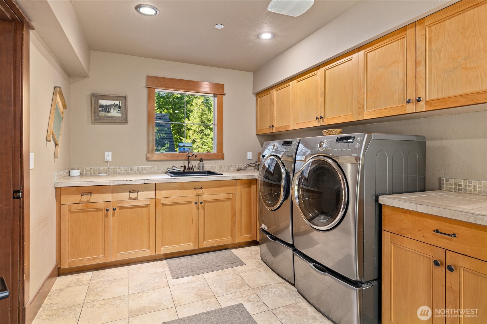 110 Larkspur Loop Cle Elum, WA 98922 - Photo 38 of 40 a utility room with sink dryer and washer