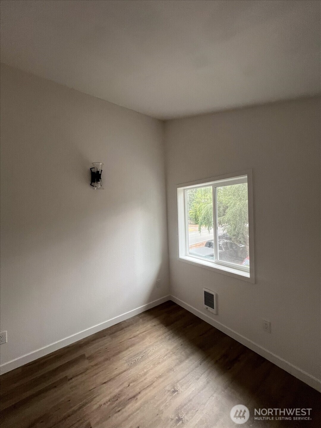 10443 17th Avenue Southwest Seattle, WA 98146 - Photo 11 of 40