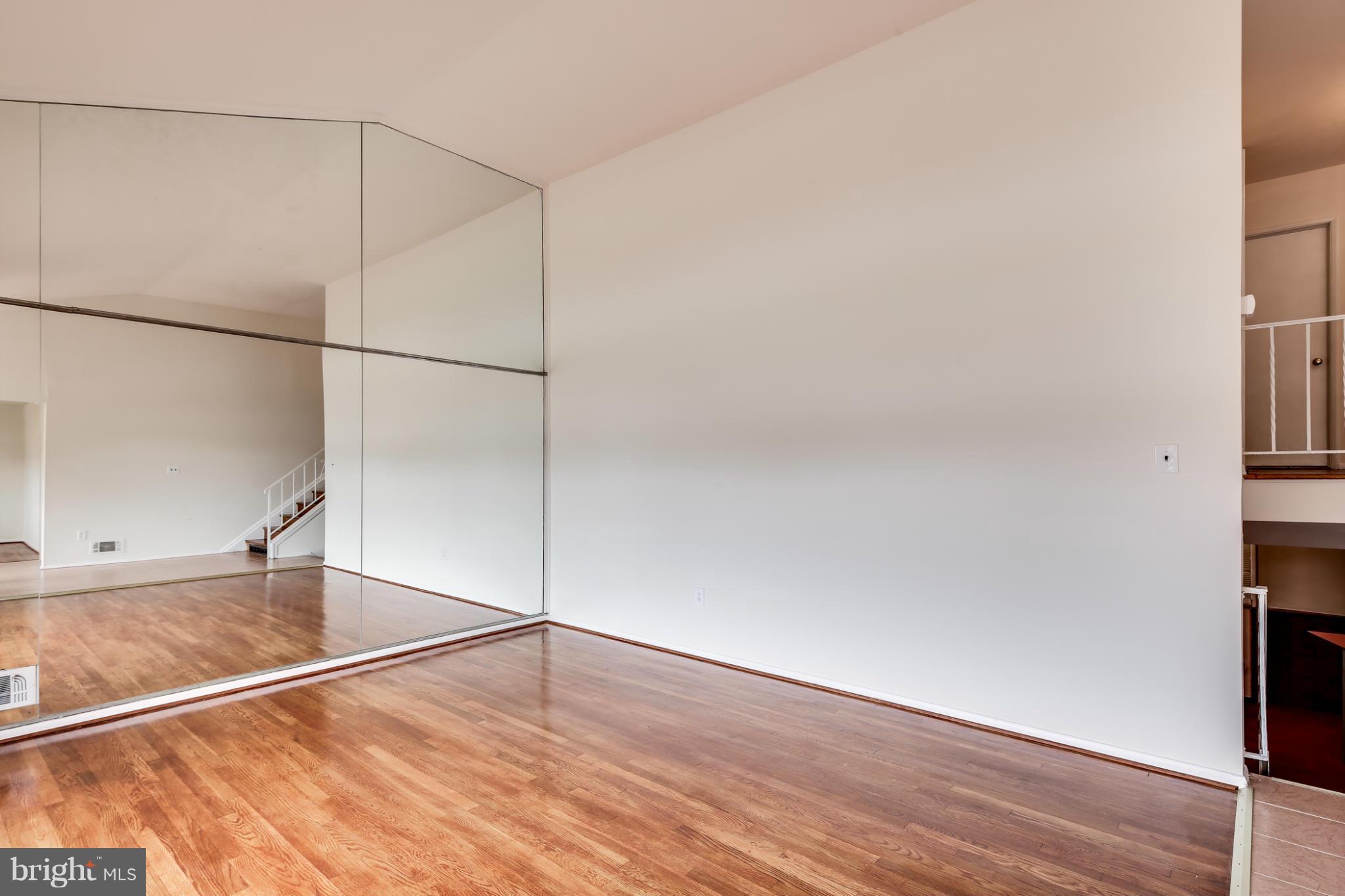 1325 Robin Road Baltimore, MD 21208 - Photo 5 of 27 Living Room