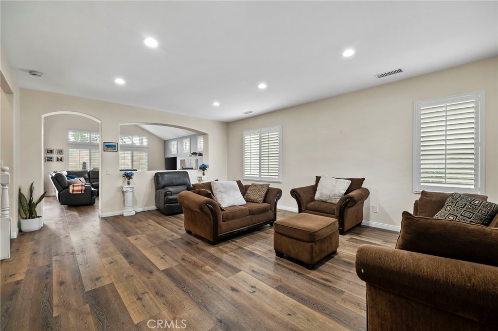 6860 Edinburgh Road Eastvale, CA 92880 - Photo 5 of 46 Gallery Image 5