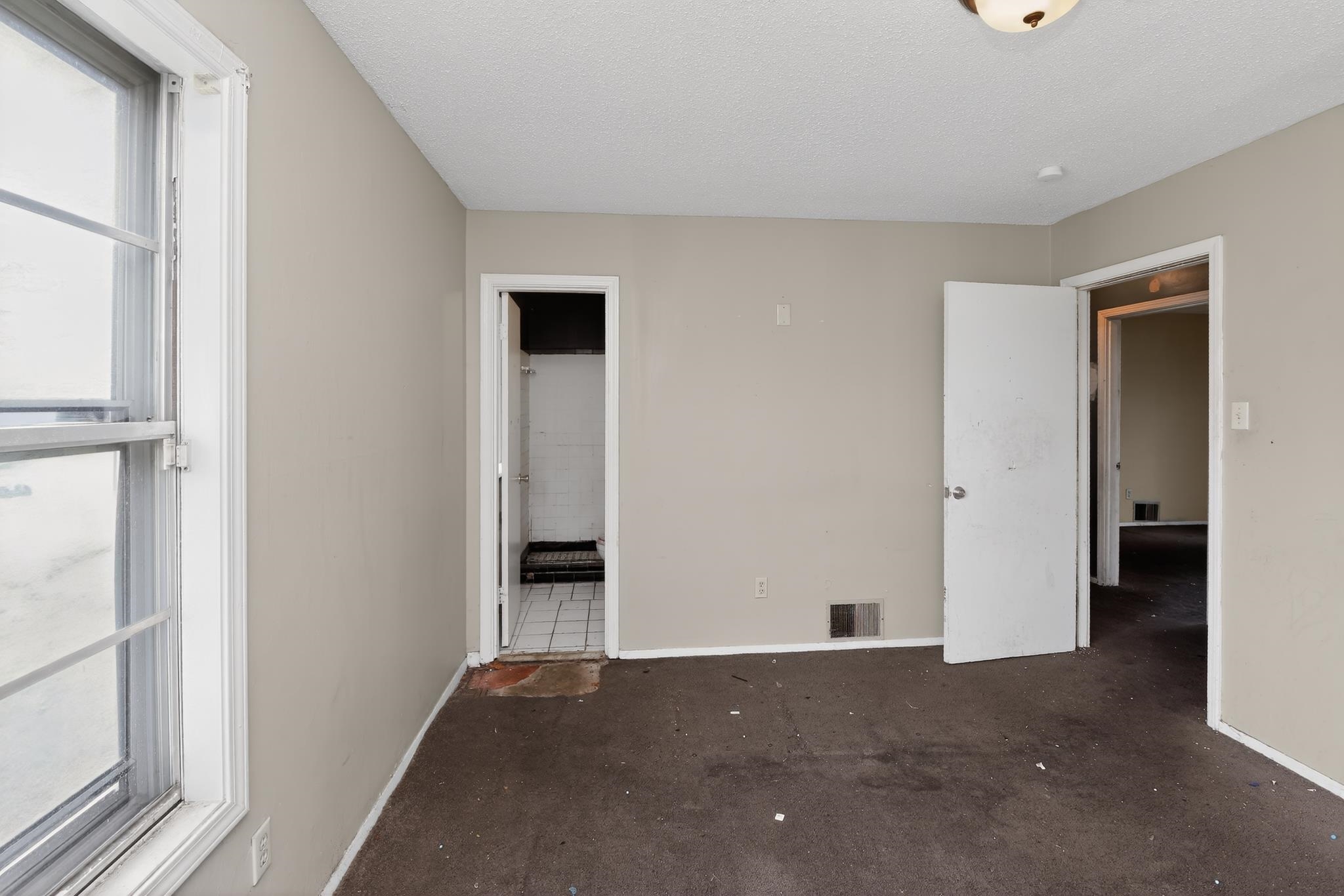 645 Parkrose Road Memphis, TN 38109 - Photo 14 of 32 Neutral-toned walls complement the carpeted flooring
