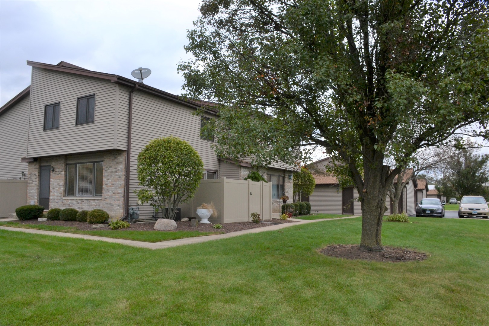 406 Circlegate Road New Lenox, IL 60451 - Photo 2 of 28